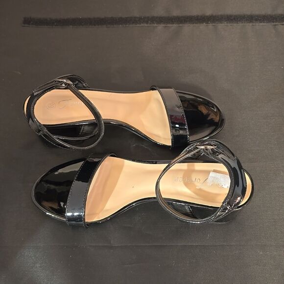 BRAND NEW FOREVER ALMOND TOE LOW BLOCK-HEEL SANDAL - Picture 8 of 16